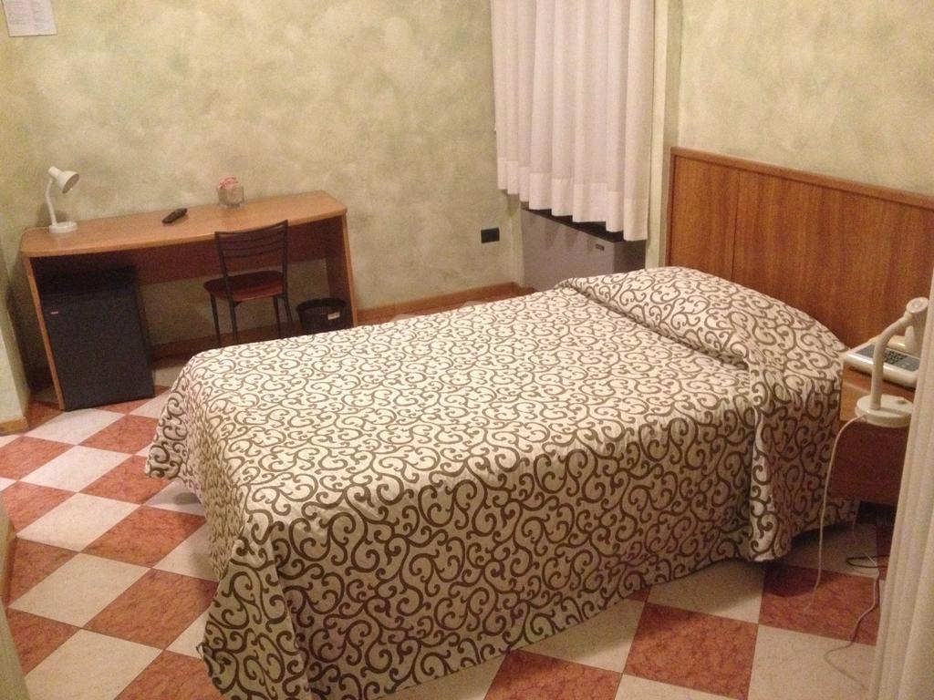 Hotel Daina Dalmine Zimmer foto