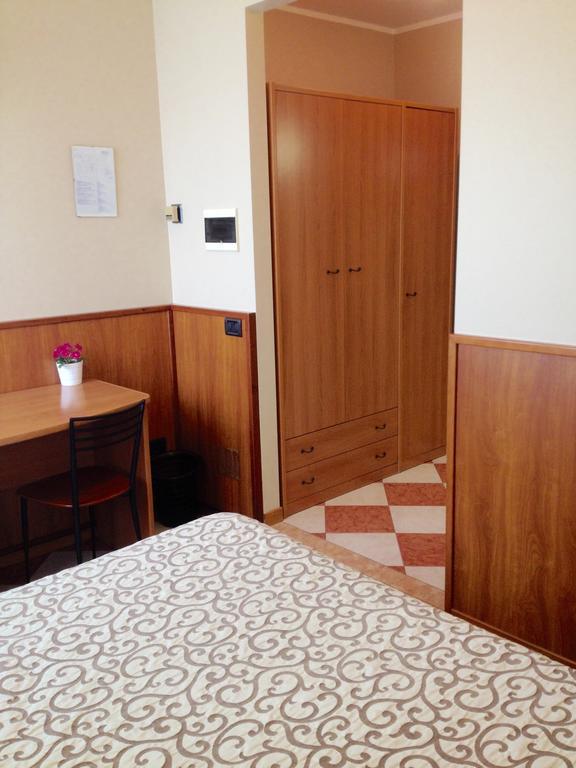 Hotel Daina Dalmine Zimmer foto