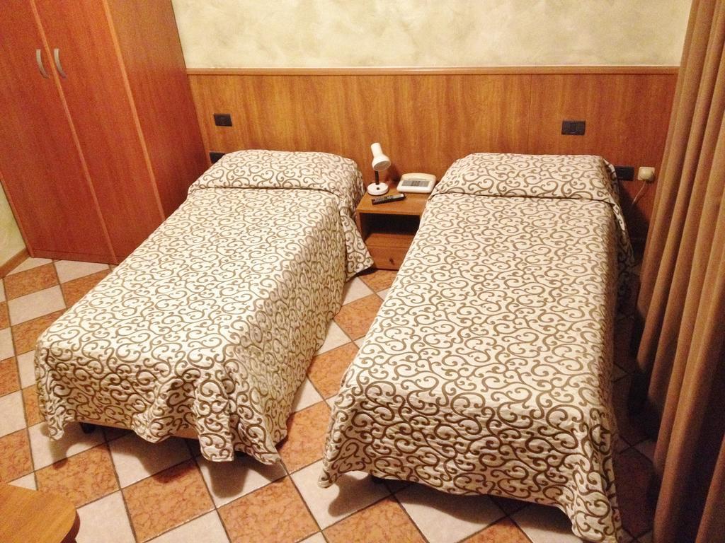 Hotel Daina Dalmine Zimmer foto